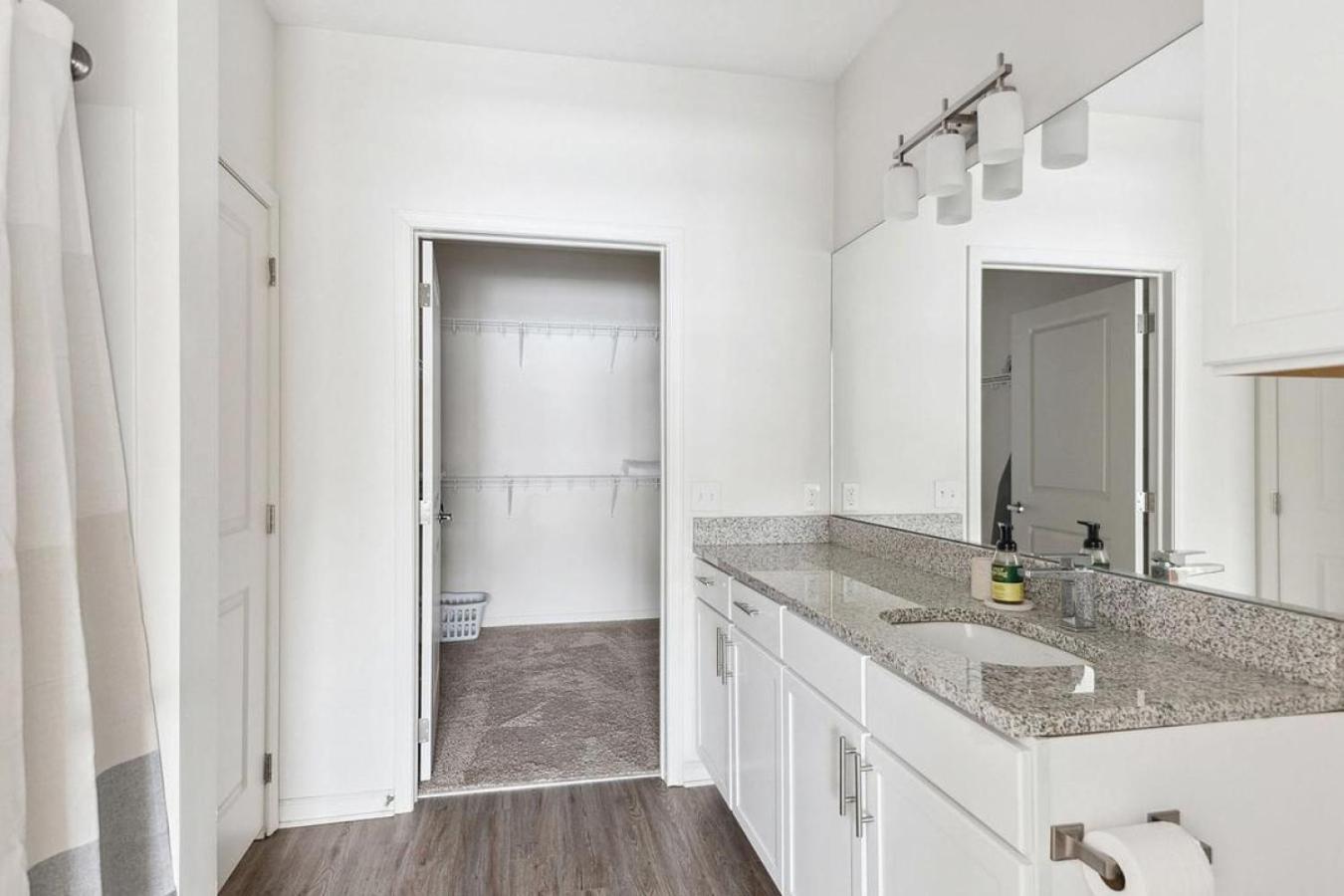 Landing Modern Apartment With Amazing Amenities Omaha Bagian luar foto